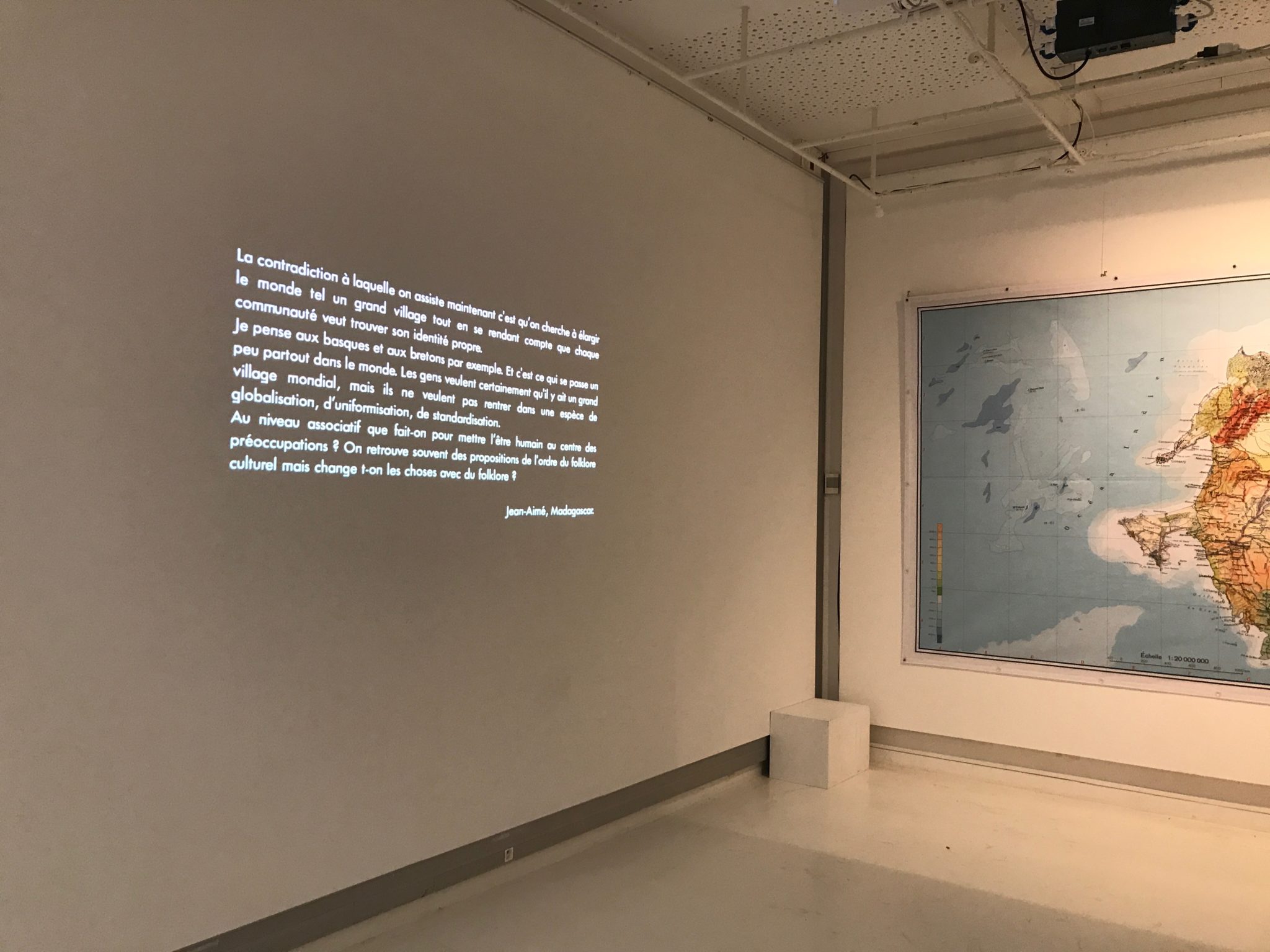 vue de l'espace d'exposition de "L'Île de Saint-Herblain" à la Maison des Arts de Saint-Herblain, citation projetée au mur des témoignages des participants
