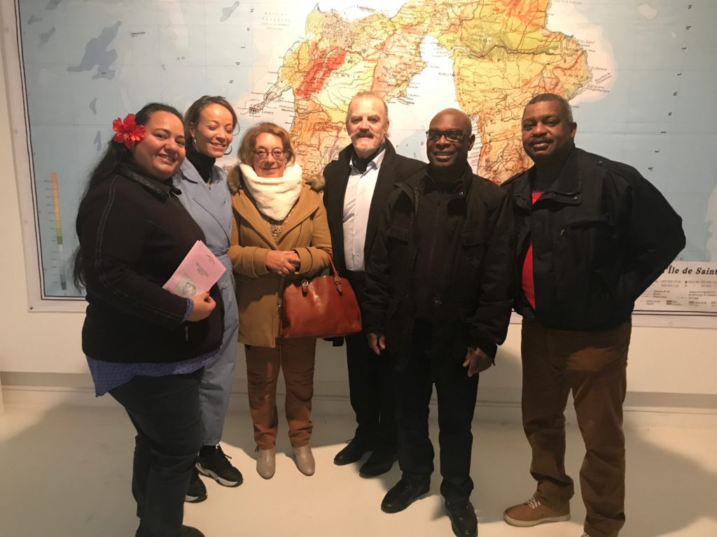 photo de groupe avec les participants et Elodie Rama dans la salle d'exposition