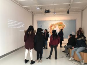 les élèves du Collège Gutenberg découvrent l'exposition l'île de Saint-Herblain