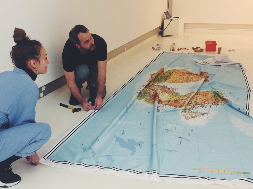 Elodie Rama et Nicolas en plein montage de l'exposition de "L'Île de Saint-Herblain" à la Maison des Arts de Saint-Herblain.