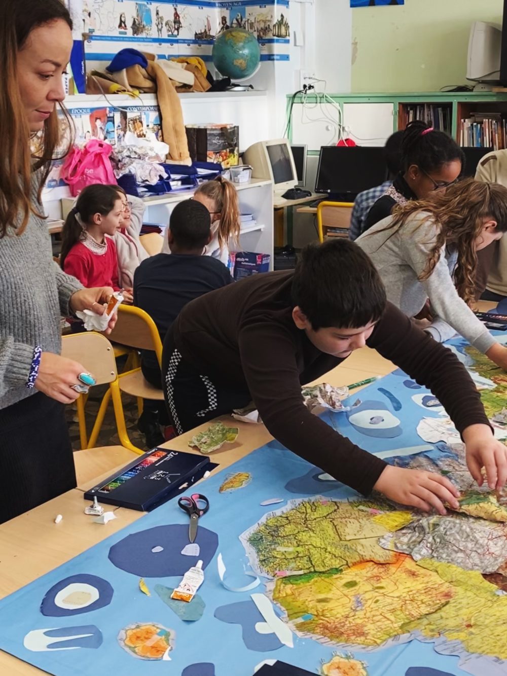 Elodie Rama avec les enfants stagiaires de l'atelier création de l'île imaginaire