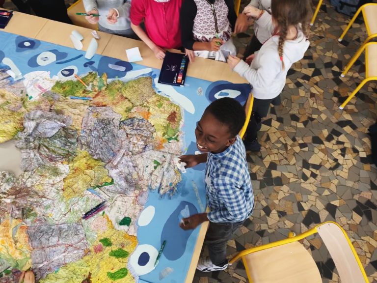 ateliers création d'une île imaginaire avec des enfants de primaire