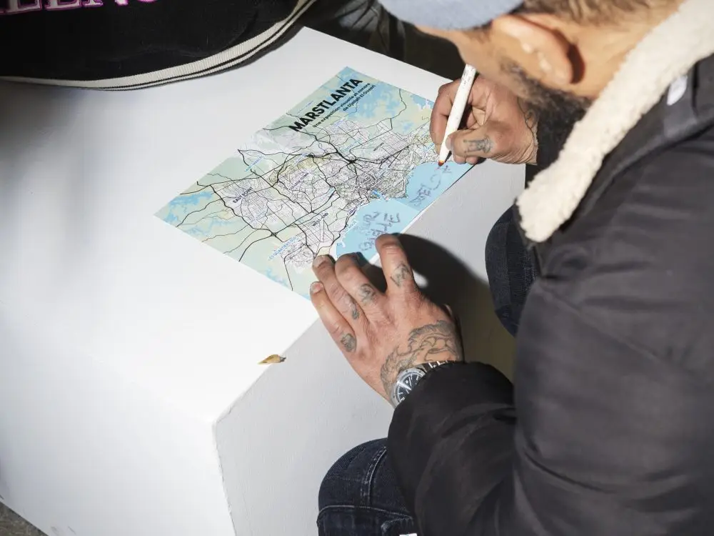 Djel signant la carte Marstlanta